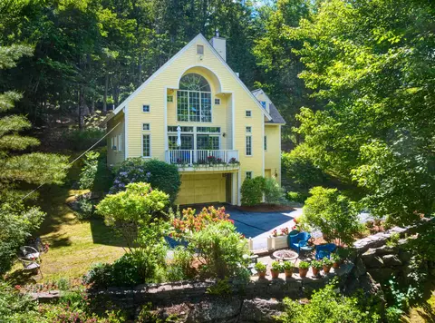 28 Chase St, Sunapee, NH 03782