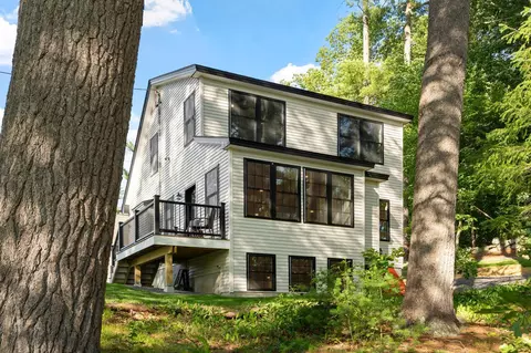 7 Beach Rd, Hampstead, NH 03841