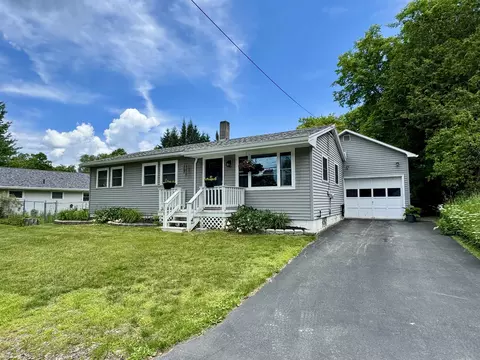308 Indian Point St, Newport, VT 05855
