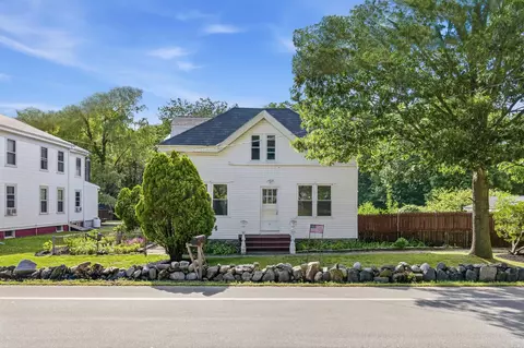 8 Newton Rd, Plaistow, NH 03865