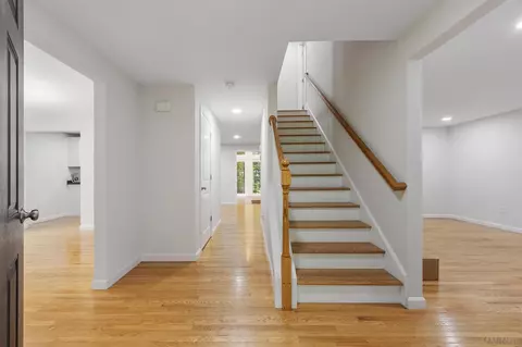 Entry Way - 29 Cider St, Epping, NH 03042 photo 1 of 2