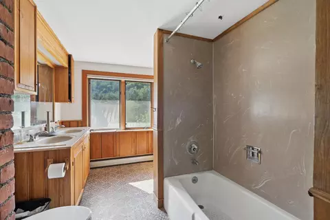 Bath - 4 Larkin Rd, Tunbridge, VT 05077 photo 2 of 3