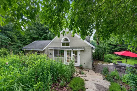 4 Clauss Ln, Unity, NH 03773