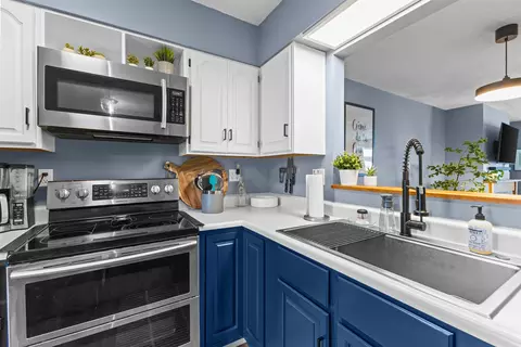Kitchen - 423 Westview Cir, Williston, VT 05495 photo 5 of 7
