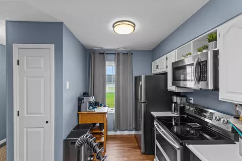 Kitchen - 423 Westview Cir, Williston, VT 05495 photo 7 of 7