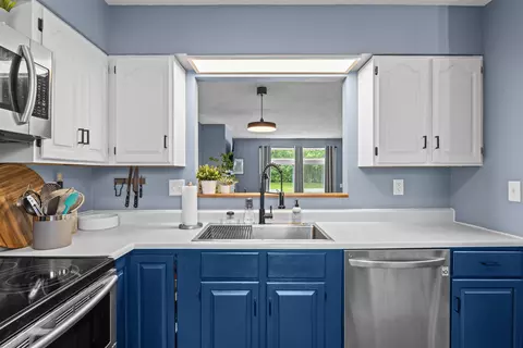 Kitchen - 423 Westview Cir, Williston, VT 05495 photo 2 of 7
