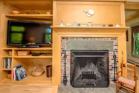 Living - 7 Cameron Dr, Jackson, NH 03846 photo 1 of 3