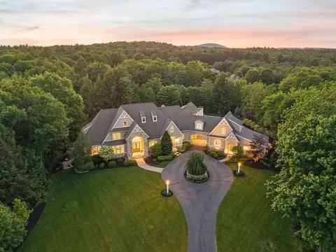 1 Willowbrook Ct, Bedford, NH 03110