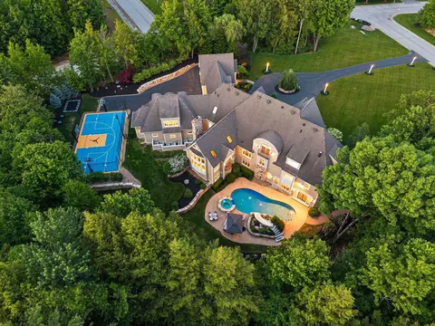 1 Willowbrook Ct, Bedford, NH 03110