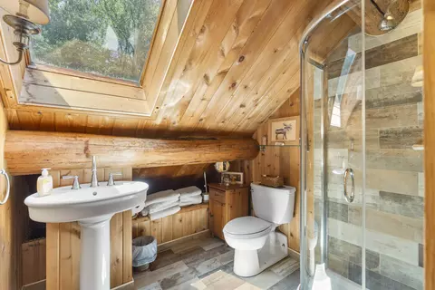 Bath - 36 Beaver St, Winhall, VT 05340 photo 6 of 7