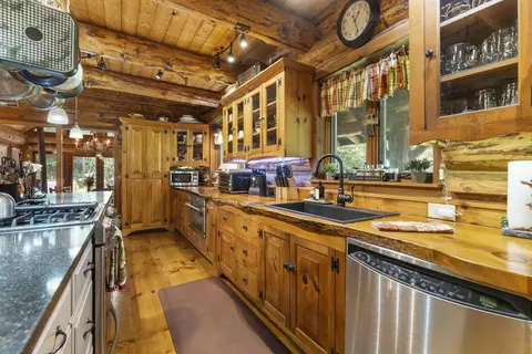 Kitchen - 36 Beaver St, Winhall, VT 05340 photo 5 of 8