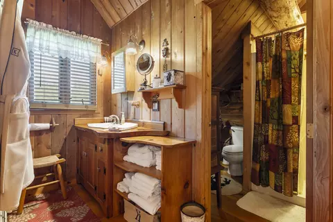 Bath - 36 Beaver St, Winhall, VT 05340 photo 5 of 7