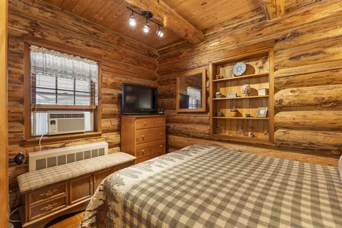 Bedroom - 36 Beaver St, Winhall, VT 05340 photo 3 of 7