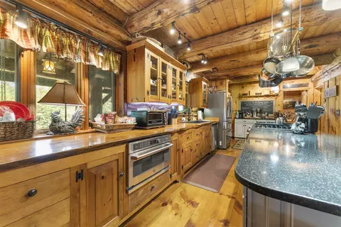 Kitchen - 36 Beaver St, Winhall, VT 05340 photo 6 of 8
