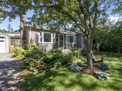 36 Elsom Pkwy, South Burlington, VT 05403