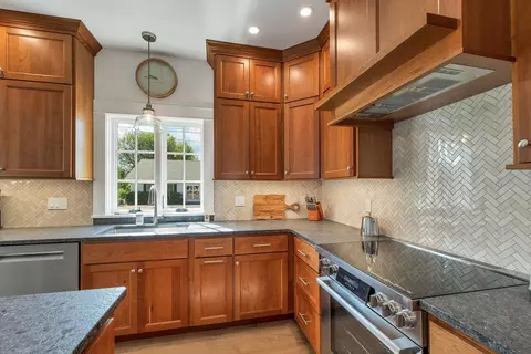 Kitchen - 46 King St, Wolfeboro, NH 03894 photo 4 of 5