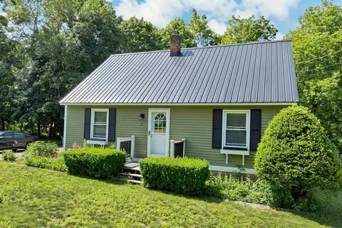 21 Spruce St, Laconia, NH 03246