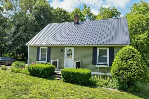 21 Spruce St, Laconia, NH 03246