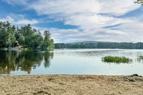 21 Birch Tree Ln, Hillsborough, NH 03244