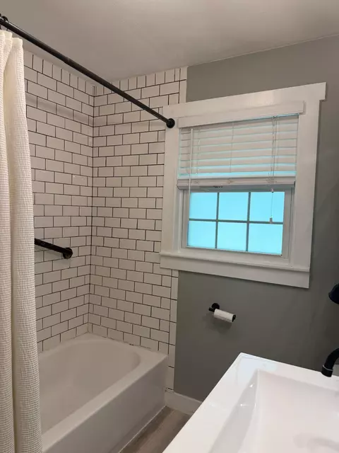 Bath - 10 Ruth Ln, Hampton, NH 03842 photo 1 of 2