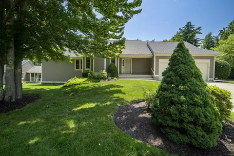 16 Spyglass Point Cir, Bedford, NH 03110