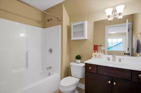 Bath - 90 Madison Dr, Williston, VT 05495 photo 3 of 5