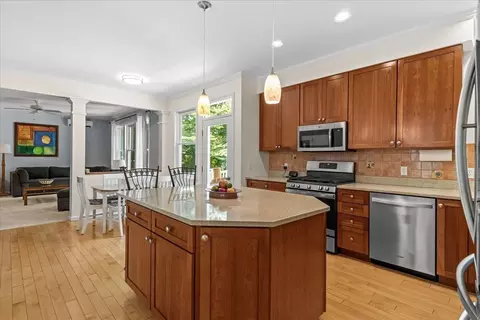 Kitchen - 56 Barrett Ln, Williston, VT 05495 photo 3 of 4