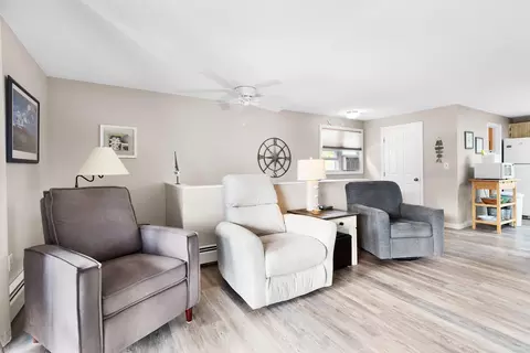 Living - 14 Fellows Ave #2, Hampton, NH 03842 photo 4 of 5