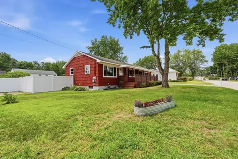 2 Iroquois Rd, Nashua, NH 03063