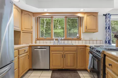 Kitchen - 17 Tonga Dr, Bow, NH 03304 photo 2 of 4