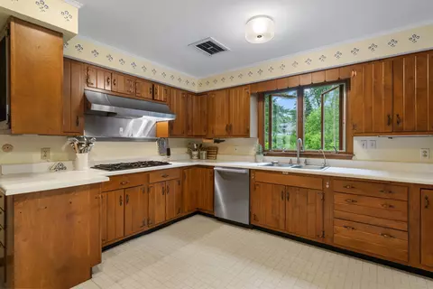Kitchen - 49 Shady Ln, Williston, VT 05495 photo 4 of 4