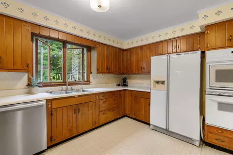 Kitchen - 49 Shady Ln, Williston, VT 05495 photo 2 of 3
