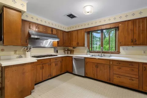 Kitchen - 49 Shady Ln, Williston, VT 05495 photo 3 of 3