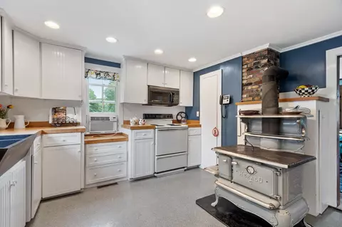 Kitchen - 88 Post Rd, North Hampton, NH 03862 photo 1 of 4