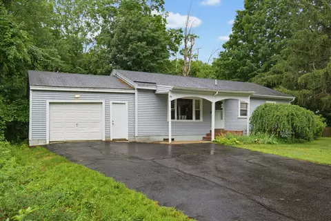 Exterior - 96 Saint Laurent St, Epping, NH 03042 photo 6 of 8