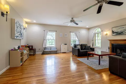 Living - 39 Lantern Ln, Hooksett, NH 03106 photo 3 of 6