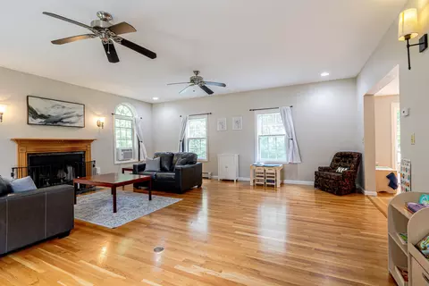 Living - 39 Lantern Ln, Hooksett, NH 03106 photo 5 of 6