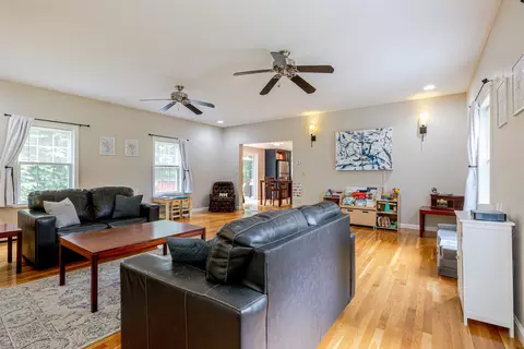 Living - 39 Lantern Ln, Hooksett, NH 03106 photo 4 of 6
