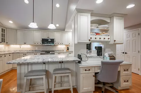 Kitchen - 10 Melba Dr, Hudson, NH 03051 photo 4 of 8
