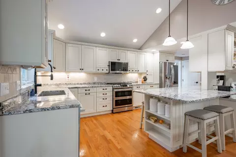 Kitchen - 10 Melba Dr, Hudson, NH 03051 photo 5 of 8