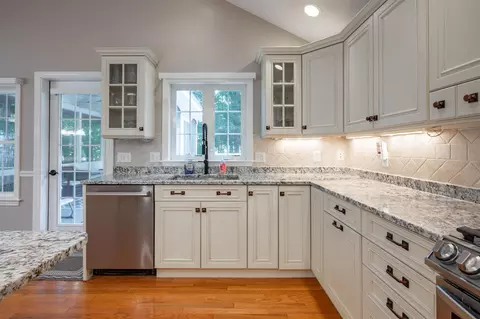 Kitchen - 10 Melba Dr, Hudson, NH 03051 photo 3 of 8