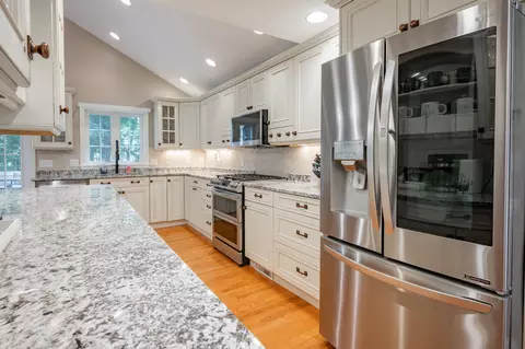Kitchen - 10 Melba Dr, Hudson, NH 03051 photo 7 of 8