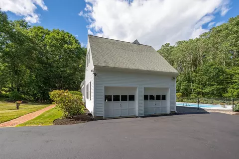 Exterior - 7 Bartlett Rd, Stratham, NH 03885 photo 4 of 13