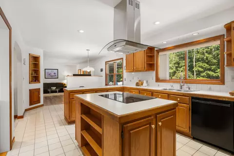 Kitchen - 7 Bartlett Rd, Stratham, NH 03885 photo 4 of 5