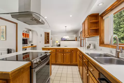 Kitchen - 7 Bartlett Rd, Stratham, NH 03885 photo 3 of 5
