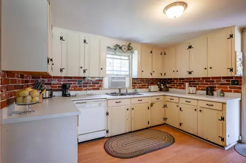 Kitchen - 6 Exeter Rd, Kingston, NH 03848 photo 2 of 4