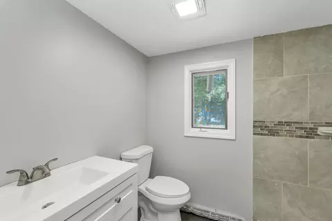 Bath - 4 Loop Rd, Londonderry, NH 03053 photo 1 of 2