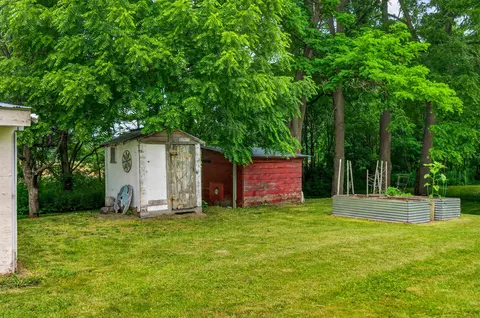 Exterior - 2 Willow St, Proctor, VT 05765 photo 8 of 15