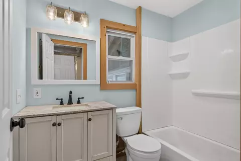 Bath - 2 Willow St, Proctor, VT 05765 photo 1 of 2