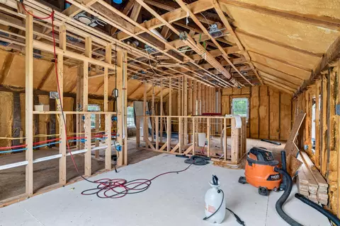 Entry Way - 2 Willow St, Proctor, VT 05765 photo 9 of 10